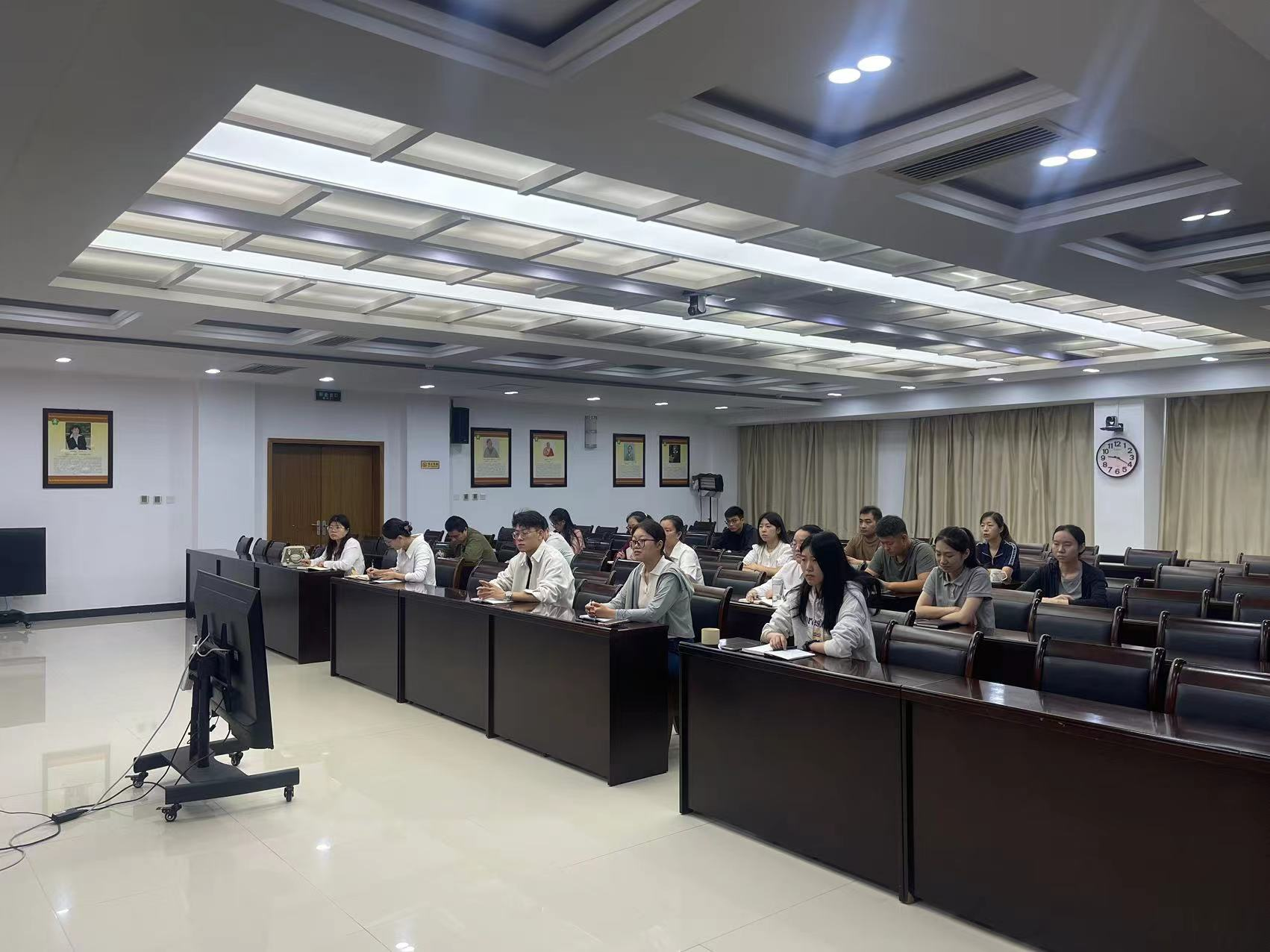 图为学员们认真听讲